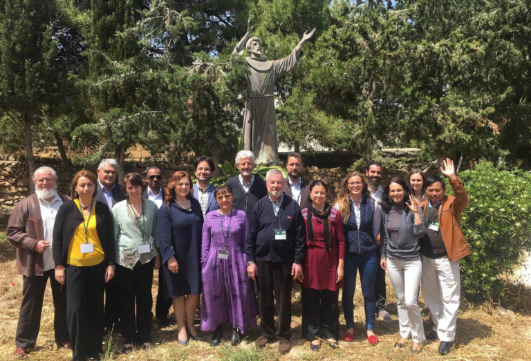 Les participants de l'atelier dans les jardins de la maison de retraites franciscaine La Porziuncula, à Baħar iċ-Ċagħaq, Malte.