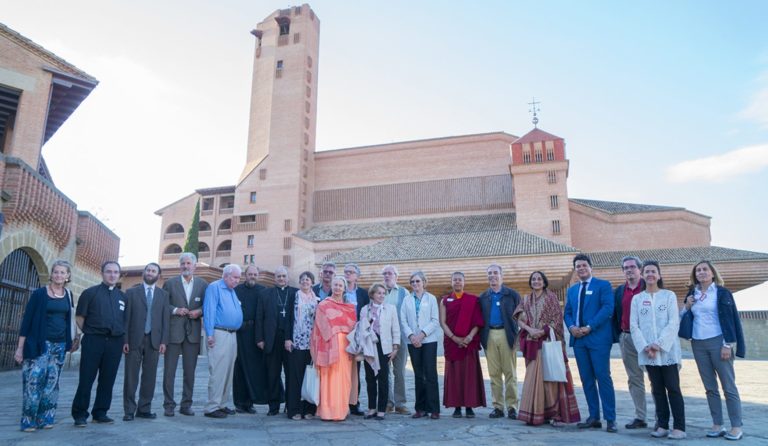 Participants al seminari ISSREC, a la plaça major del santuari de Torreciudad, 2017