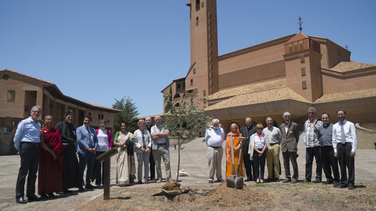 Plantada cerimonial d'un exemplar de varietat local d'olivera, com a símbol de la pau i concòrdia entre les religions i la ciencia, al santuari de Torreciudad, 2017