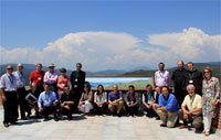Participantes del Segundo Seminario ISSREC, en la plaza del Santuario de Torreciudad. Al fondo, entre las nubes, las cumbres pirenaicas.