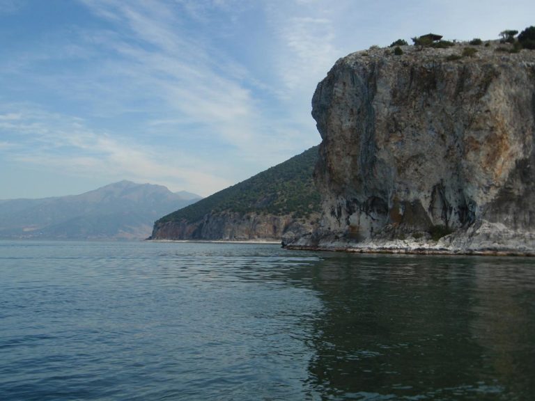 A les parts més feréstegues del litoral del Llac gran, Megali Prespa, es van establir diversos eremitoris cristians durant l'època bizantina