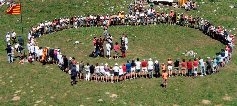 Aplec del Port de Salau, organitzat pel Cercle d'agermanament catalano-occità. . Cant de l'hora dels adéus.