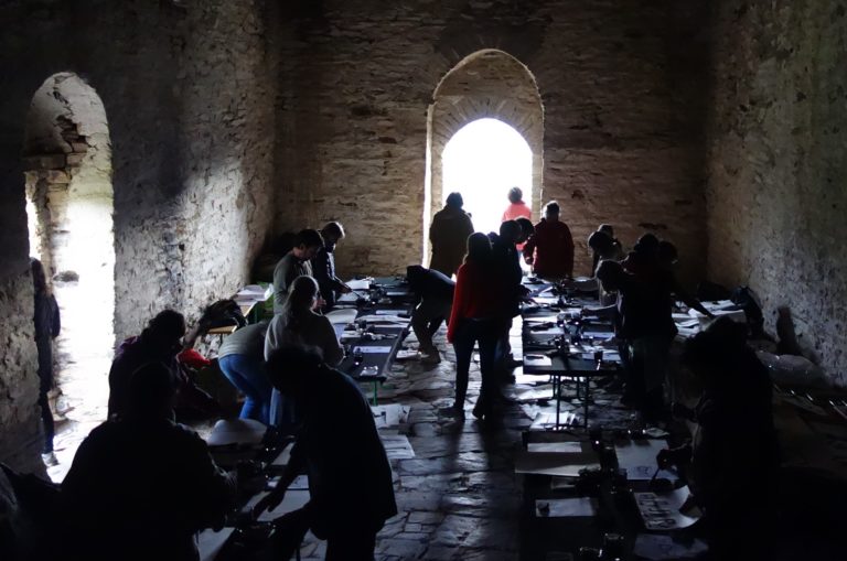 Taller de cal·ligrafia xinesa, en una tarda silenciosa, a l'ermita de Santa Maria de la Serrra, recentment restaurada, en una carena prop del poble de Farrera