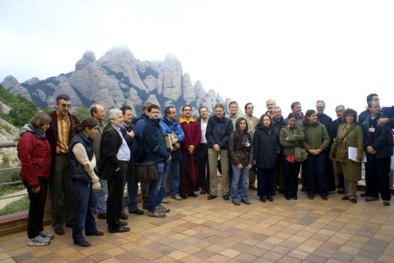 Els participants del taller de la Iniciativa Delos, al mirador de Sant Joan de Montserrat, en la sortida que es va fer al sector de les ermites de Tebes, guiada pel P. Ramon Ribera-Mariné.