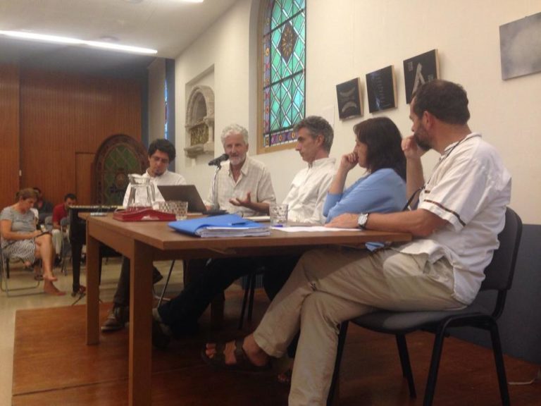 Un momento de la mesa redonda en la Casa d'espiritualitat Sant Felip Neri (Barcelona)