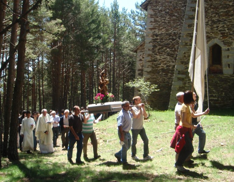 Aplec (romería) en la ermita de Sant Joan de l'Erm. Processión de circumvalación levógira alrededor de la ermita, con la imatge del santo. El deminimativo 'Erm' (Yermo) evoca un lugar solitario, seguramente eremítico en sus orígenes.