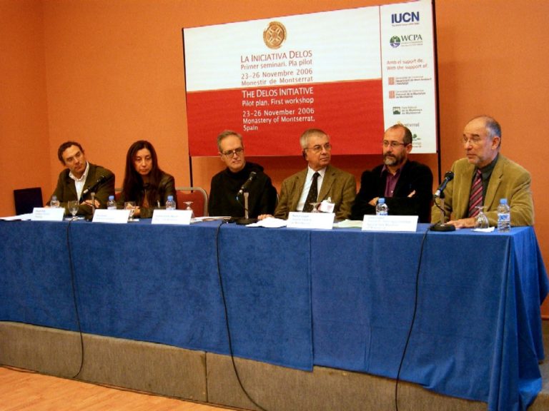 Acte inaugural del primer taller internacional de la Iniciativa Delos. Hotel Abat Cisneros de Montserrat, el 23 de novembre de 2006. D'esquerra a dreta: Miquel Rafa (Fundació Territori i Paisatge), Puri Canals (Vicepresidenta d'UICN), Ramon Ribera-Mariné (Prior del monestir de Santa Maria de Montserrat), Thymio Papayannis (coordinació de la Iniciativa Delos), Ramon Luque (Director general de Medi Natural) i Jordi López (President del Patronat de la Muntanya de Montserrat)