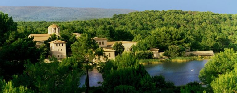 Monastère Saint Michel du Var: ecosite sacré. El paisaje actual es fruto de un ambicioso proyecto de restauración ecológica, que incluyó la creación de un humedal, la reforestación con vegetación autóctona, la mejora de suelos y la creación de huertas de autosuficiencia.