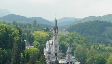 Lourdes_basilique_vue_depuis_château_(3)